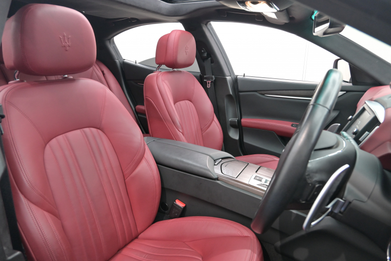 マセラティ ギブリ 3.0　ﾌﾙﾅﾁｭﾗﾙﾚｻﾞｰ赤革 ｻﾝﾙｰﾌ 赤×黒ﾚｻﾞｰｲﾝﾃﾘｱ ﾗﾃﾞｨｶｳｯﾄﾞｲﾝﾃﾘｱ 純正ﾅﾋﾞTV Bｶﾒﾗ 本革ｽﾃｱ ｳﾗｰﾉ19AW ｼﾌﾄﾊﾟﾄﾞﾙ　2年保証付