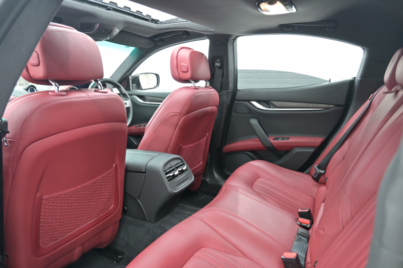 マセラティ ギブリ 3.0　ﾌﾙﾅﾁｭﾗﾙﾚｻﾞｰ赤革 ｻﾝﾙｰﾌ 赤×黒ﾚｻﾞｰｲﾝﾃﾘｱ ﾗﾃﾞｨｶｳｯﾄﾞｲﾝﾃﾘｱ 純正ﾅﾋﾞTV Bｶﾒﾗ 本革ｽﾃｱ ｳﾗｰﾉ19AW ｼﾌﾄﾊﾟﾄﾞﾙ　2年保証付