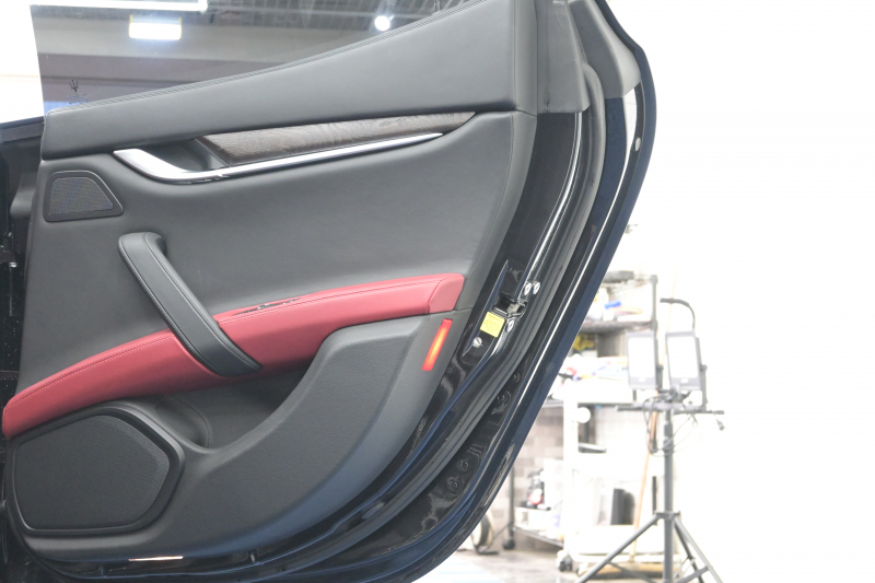 マセラティ ギブリ 3.0　ﾌﾙﾅﾁｭﾗﾙﾚｻﾞｰ赤革 ｻﾝﾙｰﾌ 赤×黒ﾚｻﾞｰｲﾝﾃﾘｱ ﾗﾃﾞｨｶｳｯﾄﾞｲﾝﾃﾘｱ 純正ﾅﾋﾞTV Bｶﾒﾗ 本革ｽﾃｱ ｳﾗｰﾉ19AW ｼﾌﾄﾊﾟﾄﾞﾙ　2年保証付