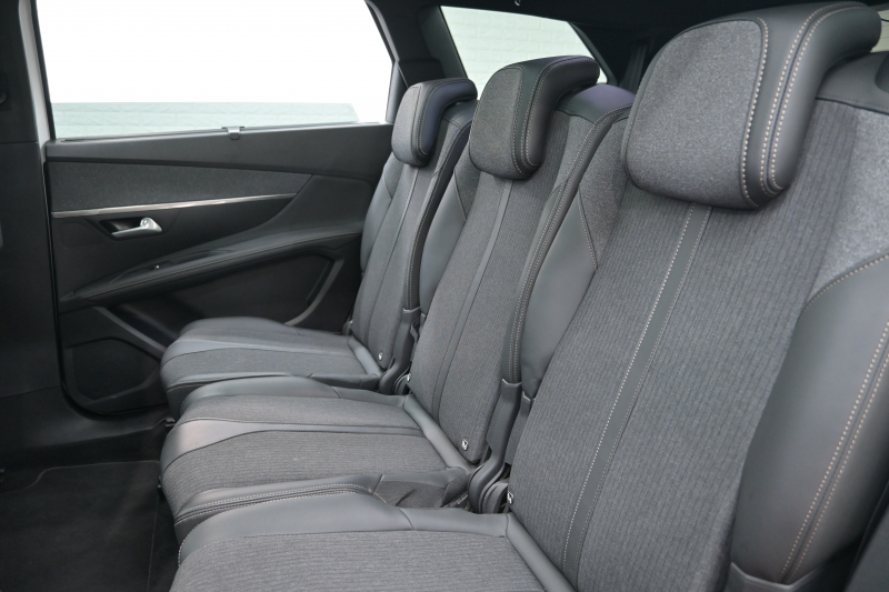 プジョー 5008 GT ﾌﾞﾙｰHDi　ACC Pｽﾀ ECO BSM ﾊｰﾌﾚｻﾞｰ ﾏｯｻｰｼﾞ機能 純正ﾀｯﾁｽｸﾘｰﾝ ﾌﾙｾｸﾞ CarPlay BTｵｰﾃﾞｨｵ&TEL 純正18ｲﾝﾁAW　2年保証付