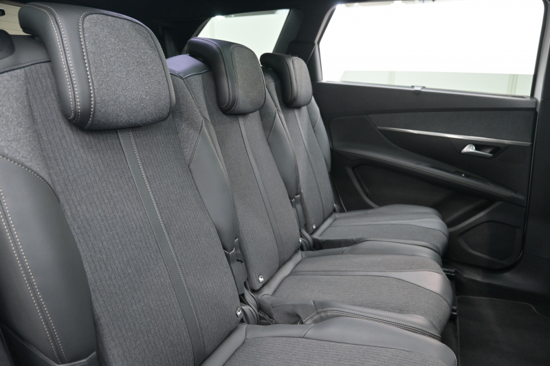 プジョー 5008 GT ﾌﾞﾙｰHDi　ACC Pｽﾀ ECO BSM ﾊｰﾌﾚｻﾞｰ ﾏｯｻｰｼﾞ機能 純正ﾀｯﾁｽｸﾘｰﾝ ﾌﾙｾｸﾞ CarPlay BTｵｰﾃﾞｨｵ&TEL 純正18ｲﾝﾁAW　2年保証付