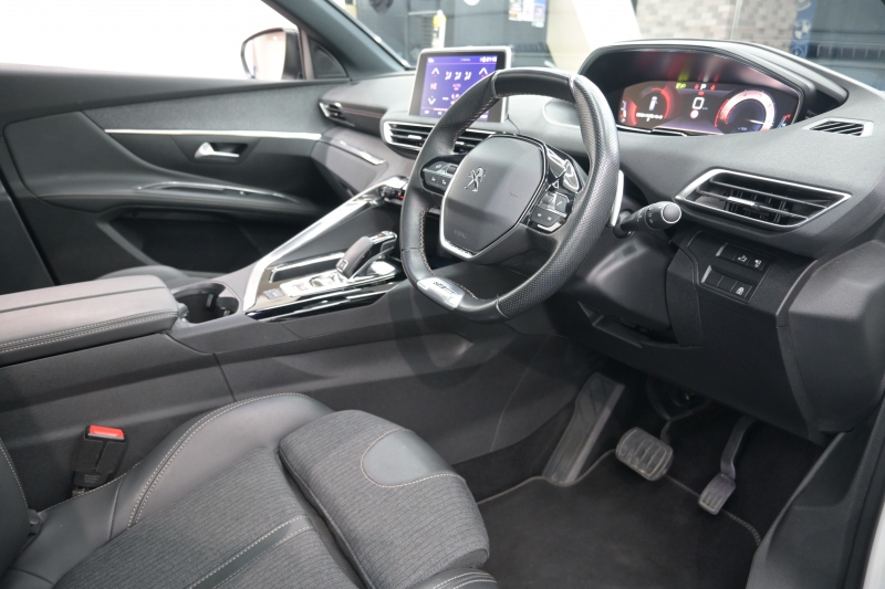 プジョー 5008 GT ﾌﾞﾙｰHDi　ACC Pｽﾀ ECO BSM ﾊｰﾌﾚｻﾞｰ ﾏｯｻｰｼﾞ機能 純正ﾀｯﾁｽｸﾘｰﾝ ﾌﾙｾｸﾞ CarPlay BTｵｰﾃﾞｨｵ&TEL 純正18ｲﾝﾁAW　2年保証付