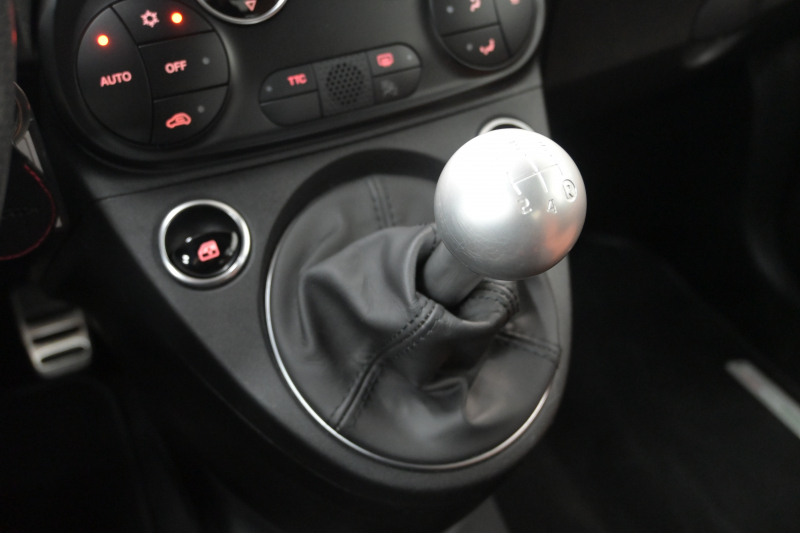 アバルト 595 ｺﾝﾍﾟﾃｨﾂｨｵｰﾈ　正規D車 左H 5速MT Sabeltｽﾎﾟｰﾂｼｰﾄ Uconnectﾌﾟﾚｰﾔｰ Carplay/AndroidAuto 17ｲﾝﾁAW ﾚｯﾄﾞｷｬﾘﾊﾟｰ ﾚｺｰﾄﾞﾓﾝﾂｧ　2年保証付