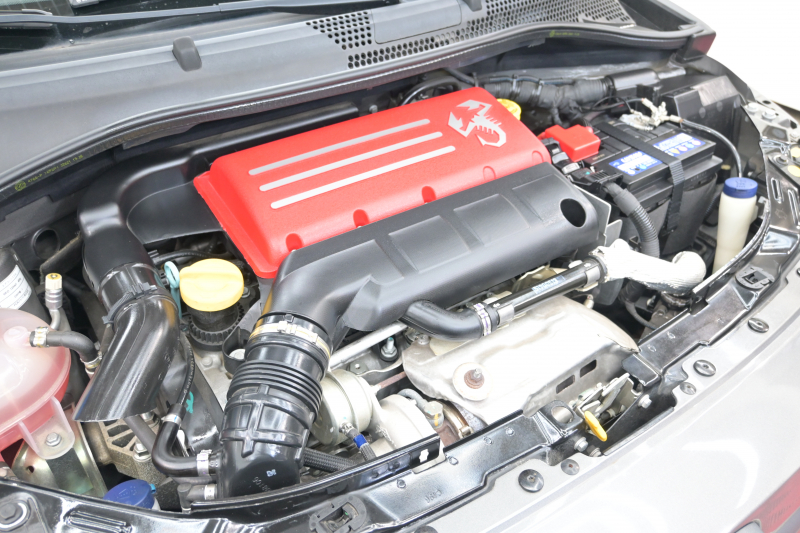 アバルト 595 ｺﾝﾍﾟﾃｨﾂｨｵｰﾈ　正規D車 左H 5速MT Sabeltｽﾎﾟｰﾂｼｰﾄ Uconnectﾌﾟﾚｰﾔｰ Carplay/AndroidAuto 17ｲﾝﾁAW ﾚｯﾄﾞｷｬﾘﾊﾟｰ ﾚｺｰﾄﾞﾓﾝﾂｧ　2年保証付