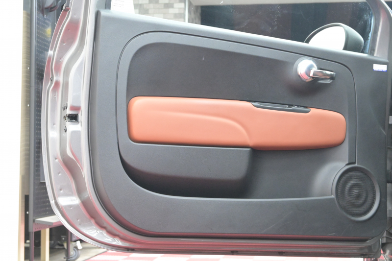 アバルト 595 ｺﾝﾍﾟﾃｨﾂｨｵｰﾈ　正規D車 左H 5速MT Sabeltｽﾎﾟｰﾂｼｰﾄ Uconnectﾌﾟﾚｰﾔｰ Carplay/AndroidAuto 17ｲﾝﾁAW ﾚｯﾄﾞｷｬﾘﾊﾟｰ ﾚｺｰﾄﾞﾓﾝﾂｧ　2年保証付