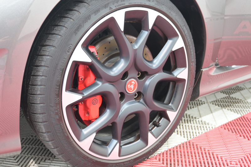 アバルト 595 ｺﾝﾍﾟﾃｨﾂｨｵｰﾈ　正規D車 左H 5速MT Sabeltｽﾎﾟｰﾂｼｰﾄ Uconnectﾌﾟﾚｰﾔｰ Carplay/AndroidAuto 17ｲﾝﾁAW ﾚｯﾄﾞｷｬﾘﾊﾟｰ ﾚｺｰﾄﾞﾓﾝﾂｧ　2年保証付