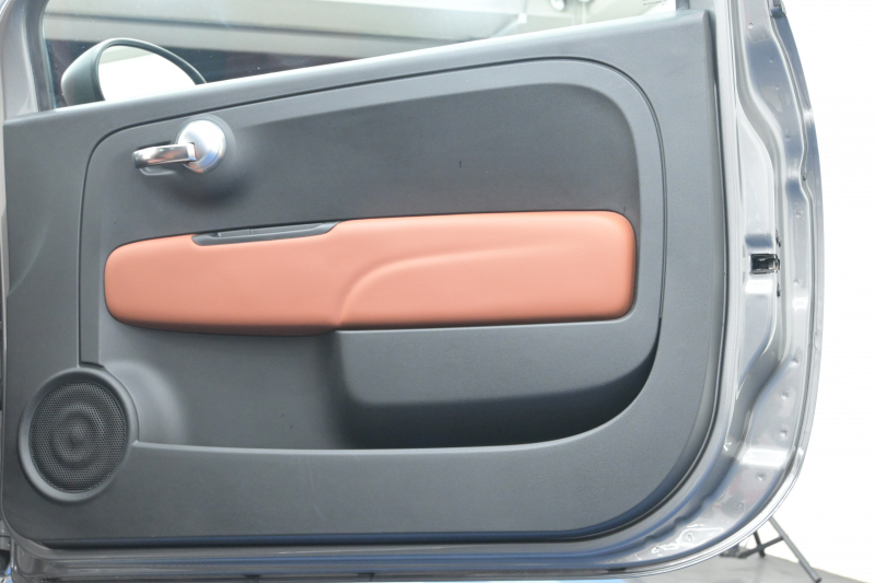 アバルト 595 ｺﾝﾍﾟﾃｨﾂｨｵｰﾈ　正規D車 左H 5速MT Sabeltｽﾎﾟｰﾂｼｰﾄ Uconnectﾌﾟﾚｰﾔｰ Carplay/AndroidAuto 17ｲﾝﾁAW ﾚｯﾄﾞｷｬﾘﾊﾟｰ ﾚｺｰﾄﾞﾓﾝﾂｧ　2年保証付