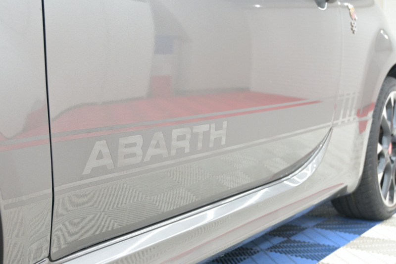 アバルト 595 ｺﾝﾍﾟﾃｨﾂｨｵｰﾈ　正規D車 左H 5速MT Sabeltｽﾎﾟｰﾂｼｰﾄ Uconnectﾌﾟﾚｰﾔｰ Carplay/AndroidAuto 17ｲﾝﾁAW ﾚｯﾄﾞｷｬﾘﾊﾟｰ ﾚｺｰﾄﾞﾓﾝﾂｧ　2年保証付