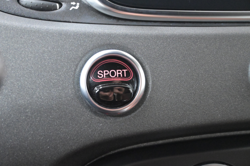 アバルト 595 ｺﾝﾍﾟﾃｨﾂｨｵｰﾈ　正規D車 左H 5速MT Sabeltｽﾎﾟｰﾂｼｰﾄ Uconnectﾌﾟﾚｰﾔｰ Carplay/AndroidAuto 17ｲﾝﾁAW ﾚｯﾄﾞｷｬﾘﾊﾟｰ ﾚｺｰﾄﾞﾓﾝﾂｧ　2年保証付