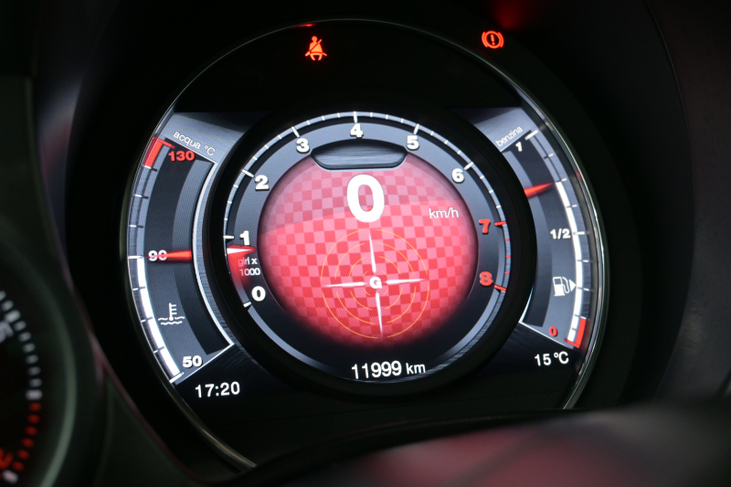 アバルト 595 ｺﾝﾍﾟﾃｨﾂｨｵｰﾈ　正規D車 左H 5速MT Sabeltｽﾎﾟｰﾂｼｰﾄ Uconnectﾌﾟﾚｰﾔｰ Carplay/AndroidAuto 17ｲﾝﾁAW ﾚｯﾄﾞｷｬﾘﾊﾟｰ ﾚｺｰﾄﾞﾓﾝﾂｧ　2年保証付