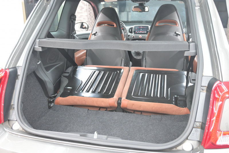 アバルト 595 ｺﾝﾍﾟﾃｨﾂｨｵｰﾈ　正規D車 左H 5速MT Sabeltｽﾎﾟｰﾂｼｰﾄ Uconnectﾌﾟﾚｰﾔｰ Carplay/AndroidAuto 17ｲﾝﾁAW ﾚｯﾄﾞｷｬﾘﾊﾟｰ ﾚｺｰﾄﾞﾓﾝﾂｧ　2年保証付