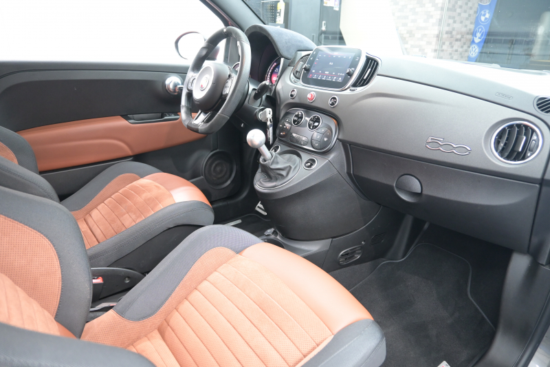 アバルト 595 ｺﾝﾍﾟﾃｨﾂｨｵｰﾈ　正規D車 左H 5速MT Sabeltｽﾎﾟｰﾂｼｰﾄ Uconnectﾌﾟﾚｰﾔｰ Carplay/AndroidAuto 17ｲﾝﾁAW ﾚｯﾄﾞｷｬﾘﾊﾟｰ ﾚｺｰﾄﾞﾓﾝﾂｧ　2年保証付