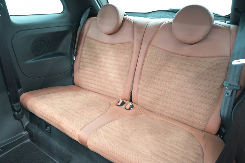 アバルト 595 ｺﾝﾍﾟﾃｨﾂｨｵｰﾈ　正規D車 左H 5速MT Sabeltｽﾎﾟｰﾂｼｰﾄ Uconnectﾌﾟﾚｰﾔｰ Carplay/AndroidAuto 17ｲﾝﾁAW ﾚｯﾄﾞｷｬﾘﾊﾟｰ ﾚｺｰﾄﾞﾓﾝﾂｧ　2年保証付