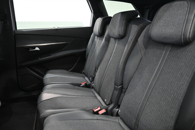 プジョー 5008 GTﾗｲﾝ ﾌﾞﾙｰHDI　1ｵｰﾅｰ ACC Pｽﾀ ECO BSM ﾊｰﾌﾚｻﾞｰ ﾏｯｻｰｼﾞ機能 純正ﾀｯﾁｽｸﾘｰﾝ ﾌﾙｾｸﾞ CarPlay BTｵｰﾃﾞｨｵ&TEL 純正18ｲﾝﾁAW　2年保証付