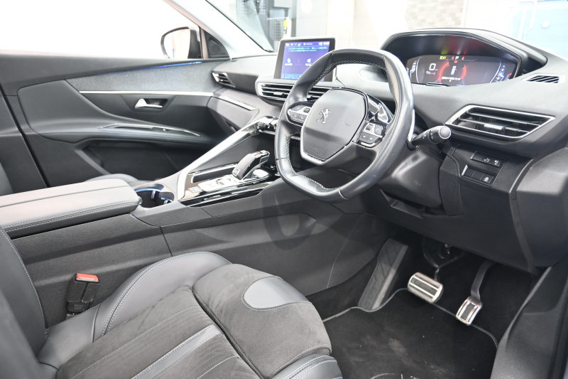 プジョー 5008 ｸﾛｽｼﾃｨ ﾌﾞﾙｰHDi　特別仕様車 Pｽﾀ ACC BSM ﾊﾟﾉﾗﾏSR ｺﾝﾋﾞﾚｻﾞｰ ﾏﾙﾁﾗﾝﾊﾞｰｻﾎﾟｰﾄ 純正ﾓﾆﾀｰ  CarPlay BTｵｰﾃﾞｨｵ LEDﾍｯﾄﾞﾗｲﾄ ｱﾝﾋﾞｴﾝｽﾗｲﾄ 純正18ｲﾝﾁAW　2年保証付