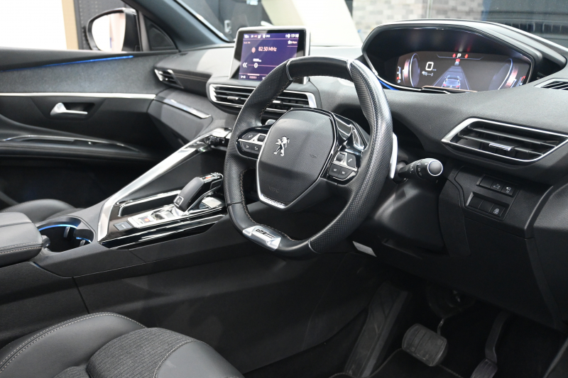 プジョー 5008 GTﾗｲﾝ ﾌﾞﾙｰHDi　ACC Pｽﾀ ECO BSM ﾊｰﾌﾚｻﾞｰ ﾏｯｻｰｼﾞ機能 純正ﾀｯﾁｽｸﾘｰﾝﾅﾋﾞ ﾌﾙｾｸﾞ CarPlay BTｵｰﾃﾞｨｵ&TEL 純正18ｲﾝﾁAW　2年保証付