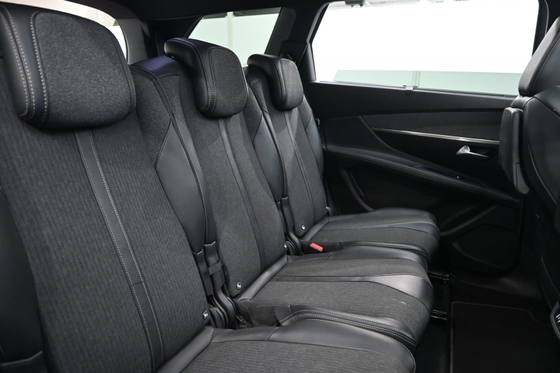 プジョー 5008 GTﾗｲﾝ ﾌﾞﾙｰHDi　ACC Pｽﾀ ECO BSM ﾊｰﾌﾚｻﾞｰ ﾏｯｻｰｼﾞ機能 純正ﾀｯﾁｽｸﾘｰﾝﾅﾋﾞ ﾌﾙｾｸﾞ CarPlay BTｵｰﾃﾞｨｵ&TEL 純正18ｲﾝﾁAW　2年保証付