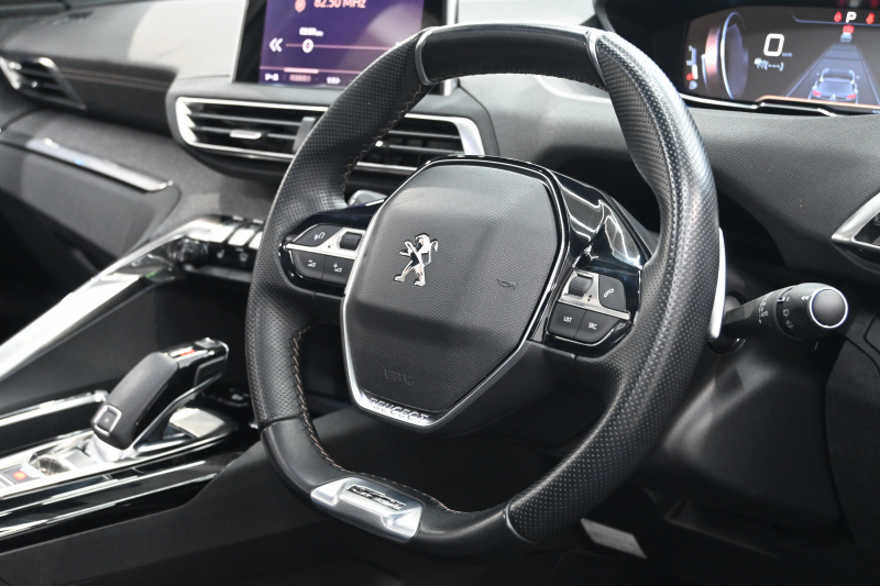 プジョー 5008 GTﾗｲﾝ ﾌﾞﾙｰHDi　ACC Pｽﾀ ECO BSM ﾊｰﾌﾚｻﾞｰ ﾏｯｻｰｼﾞ機能 純正ﾀｯﾁｽｸﾘｰﾝﾅﾋﾞ ﾌﾙｾｸﾞ CarPlay BTｵｰﾃﾞｨｵ&TEL 純正18ｲﾝﾁAW　2年保証付