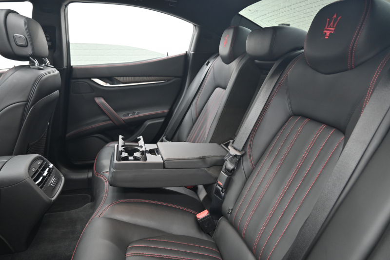 マセラティ ギブリ S ﾄﾞﾗｲﾊﾞｰｱｼｽﾀﾝｽPKG　ACC BSM 黒革 8.4ｲﾝﾁMTC+ TV CarPlay 360ｶﾒﾗ ｳﾗｰﾉ20ｲﾝﾁAW ﾊﾟﾄﾞﾙｼﾌﾄ ｵｰﾄﾄﾗﾝｸ　2年保証付