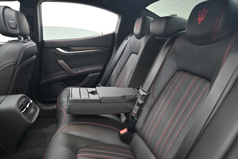 マセラティ ギブリ S ﾄﾞﾗｲﾊﾞｰｱｼｽﾀﾝｽPKG　ACC BSM 黒革 8.4ｲﾝﾁMTC+ TV CarPlay 360ｶﾒﾗ ｳﾗｰﾉ20ｲﾝﾁAW ﾊﾟﾄﾞﾙｼﾌﾄ ｵｰﾄﾄﾗﾝｸ　2年保証付