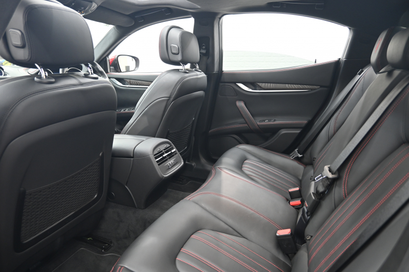 マセラティ ギブリ S ﾄﾞﾗｲﾊﾞｰｱｼｽﾀﾝｽPKG　ACC BSM 黒革 8.4ｲﾝﾁMTC+ TV CarPlay 360ｶﾒﾗ ｳﾗｰﾉ20ｲﾝﾁAW ﾊﾟﾄﾞﾙｼﾌﾄ ｵｰﾄﾄﾗﾝｸ　2年保証付