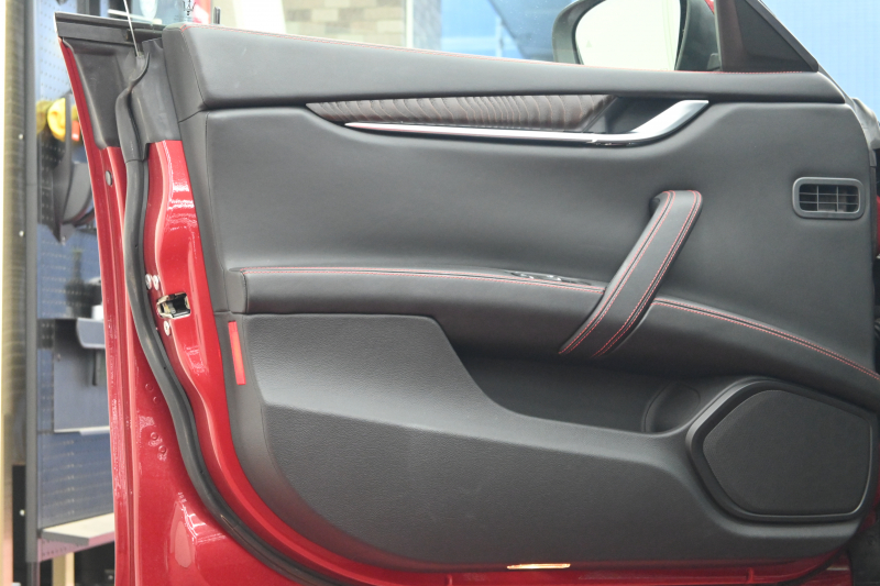 マセラティ ギブリ S ﾄﾞﾗｲﾊﾞｰｱｼｽﾀﾝｽPKG　ACC BSM 黒革 8.4ｲﾝﾁMTC+ TV CarPlay 360ｶﾒﾗ ｳﾗｰﾉ20ｲﾝﾁAW ﾊﾟﾄﾞﾙｼﾌﾄ ｵｰﾄﾄﾗﾝｸ　2年保証付