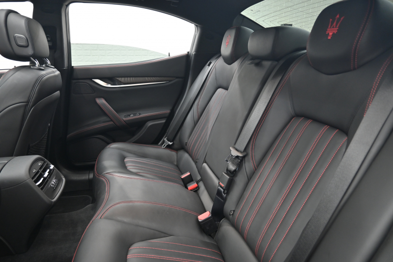 マセラティ ギブリ S ﾄﾞﾗｲﾊﾞｰｱｼｽﾀﾝｽPKG　ACC BSM 黒革 8.4ｲﾝﾁMTC+ TV CarPlay 360ｶﾒﾗ ｳﾗｰﾉ20ｲﾝﾁAW ﾊﾟﾄﾞﾙｼﾌﾄ ｵｰﾄﾄﾗﾝｸ　2年保証付