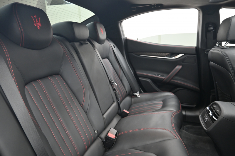 マセラティ ギブリ S ﾄﾞﾗｲﾊﾞｰｱｼｽﾀﾝｽPKG　ACC BSM 黒革 8.4ｲﾝﾁMTC+ TV CarPlay 360ｶﾒﾗ ｳﾗｰﾉ20ｲﾝﾁAW ﾊﾟﾄﾞﾙｼﾌﾄ ｵｰﾄﾄﾗﾝｸ　2年保証付