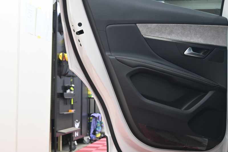 プジョー 3008 GT HYBRID 4　1ｵｰﾅｰ 後期ﾓﾃﾞﾙ ACC LKA ﾊｰﾌ革 ﾊﾟﾉﾗﾏR 純正ﾅﾋﾞTV ﾘｱﾓﾆﾀｰ CarPlay ﾊﾟﾉﾗﾏﾋﾞｭｰｶﾒﾗ 前後ｺｰﾅｰｾﾝｻｰ 純正18ｲﾝﾁAW LEDﾗｲﾄ　2年保証付