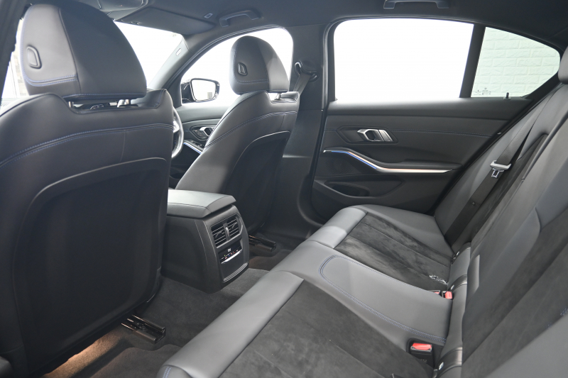 BMW 3シリーズ 320d XDrive MｽﾎﾟｰﾂPKG　ｲﾝﾃﾘS ACC LKA LCA ｽﾃｱﾘﾝｸﾞA ﾊｰﾌ革 純正ﾅﾋﾞ BTｵｰﾃﾞｨｵ&TEL 360ｶﾒﾗ Carplay Mｴｱﾛ&18ｲﾝﾁAW LED 2年保証付