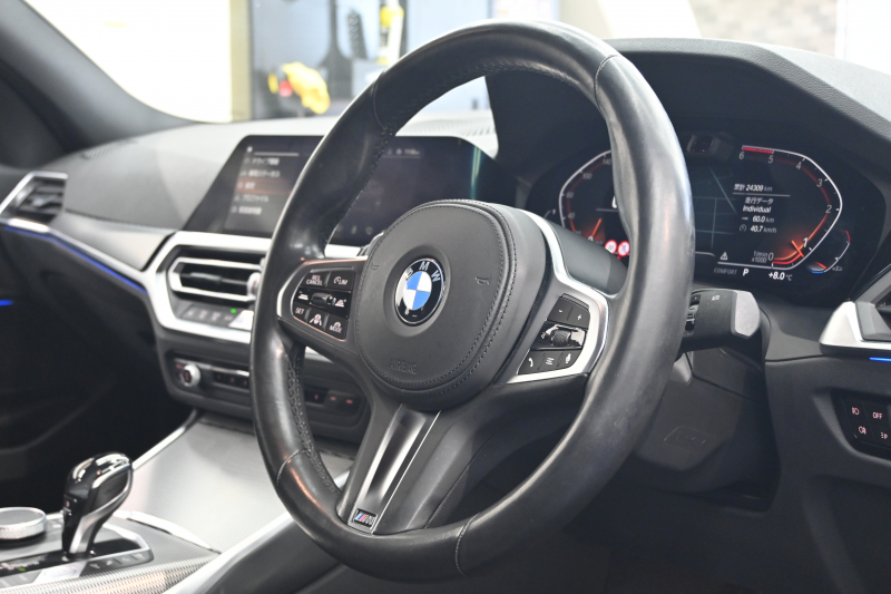 BMW 3シリーズ 320d XDrive MｽﾎﾟｰﾂPKG　ｲﾝﾃﾘS ACC LKA LCA ｽﾃｱﾘﾝｸﾞA ﾊｰﾌ革 純正ﾅﾋﾞ BTｵｰﾃﾞｨｵ&TEL 360ｶﾒﾗ Carplay Mｴｱﾛ&18ｲﾝﾁAW LED 2年保証付