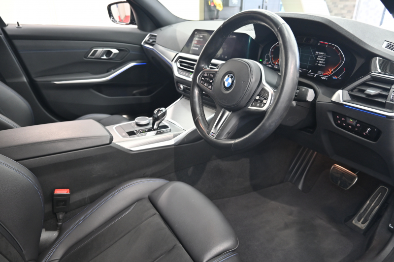 BMW 3シリーズ 320d XDrive MｽﾎﾟｰﾂPKG　ｲﾝﾃﾘS ACC LKA LCA ｽﾃｱﾘﾝｸﾞA ﾊｰﾌ革 純正ﾅﾋﾞ BTｵｰﾃﾞｨｵ&TEL 360ｶﾒﾗ Carplay Mｴｱﾛ&18ｲﾝﾁAW LED 2年保証付