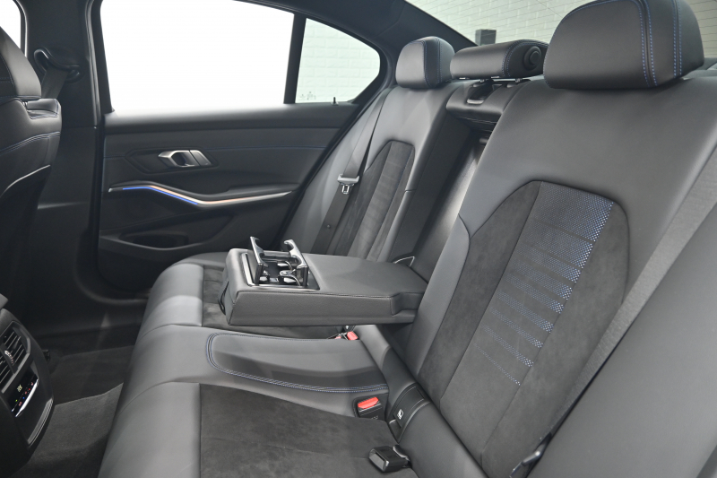 BMW 3シリーズ 320d XDrive MｽﾎﾟｰﾂPKG　ｲﾝﾃﾘS ACC LKA LCA ｽﾃｱﾘﾝｸﾞA ﾊｰﾌ革 純正ﾅﾋﾞ BTｵｰﾃﾞｨｵ&TEL 360ｶﾒﾗ Carplay Mｴｱﾛ&18ｲﾝﾁAW LED 2年保証付