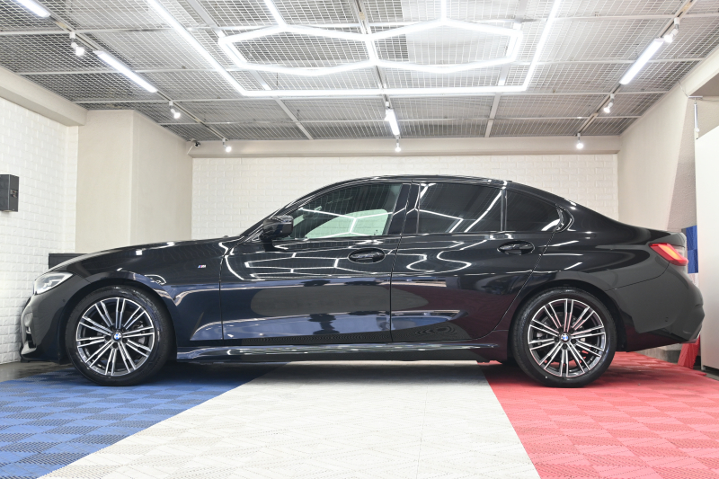 BMW 3シリーズ 320d XDrive MｽﾎﾟｰﾂPKG　ｲﾝﾃﾘS ACC LKA LCA ｽﾃｱﾘﾝｸﾞA ﾊｰﾌ革 純正ﾅﾋﾞ BTｵｰﾃﾞｨｵ&TEL 360ｶﾒﾗ Carplay Mｴｱﾛ&18ｲﾝﾁAW LED 2年保証付