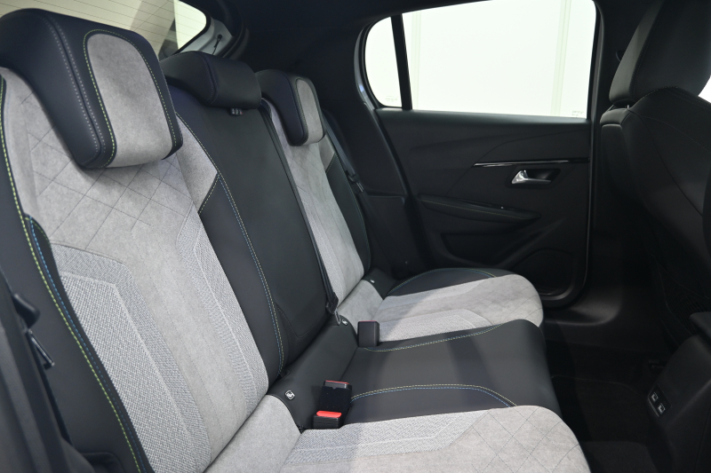 プジョー 208 GT　ACC LPA LKA BSM Pｽﾀ ECO ﾊｰﾌﾚｻﾞｰ 7ｲﾝﾁﾀｯﾁｽｸﾘｰﾝ CarPlay ﾅﾋﾞTV ﾌﾙｾｸﾞ Bｶﾒﾗ 17ｲﾝﾁAW ﾌﾙLEDﾗｲﾄ　2年保証付