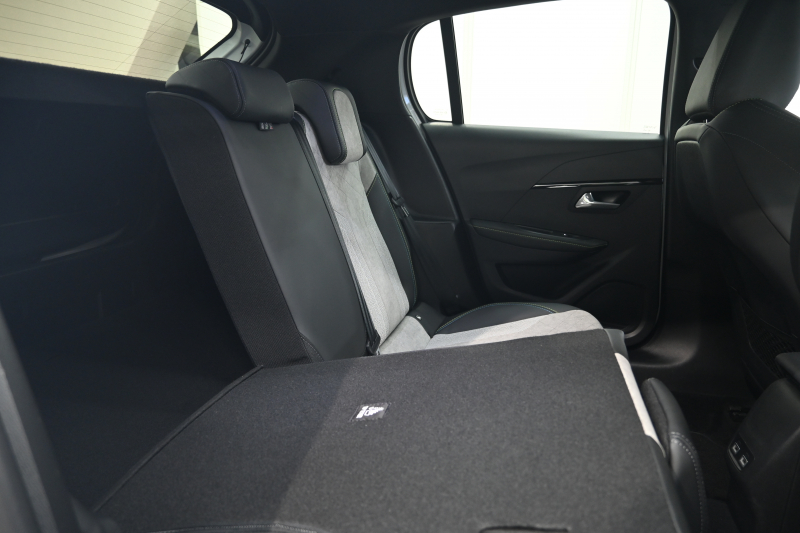 プジョー 208 GT　ACC LPA LKA BSM Pｽﾀ ECO ﾊｰﾌﾚｻﾞｰ 7ｲﾝﾁﾀｯﾁｽｸﾘｰﾝ CarPlay ﾅﾋﾞTV ﾌﾙｾｸﾞ Bｶﾒﾗ 17ｲﾝﾁAW ﾌﾙLEDﾗｲﾄ　2年保証付