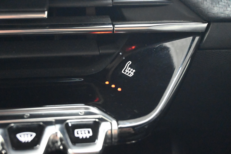 プジョー 208 GT　ACC LPA LKA BSM Pｽﾀ ECO ﾊｰﾌﾚｻﾞｰ 7ｲﾝﾁﾀｯﾁｽｸﾘｰﾝ CarPlay ﾅﾋﾞTV ﾌﾙｾｸﾞ Bｶﾒﾗ 17ｲﾝﾁAW ﾌﾙLEDﾗｲﾄ　2年保証付