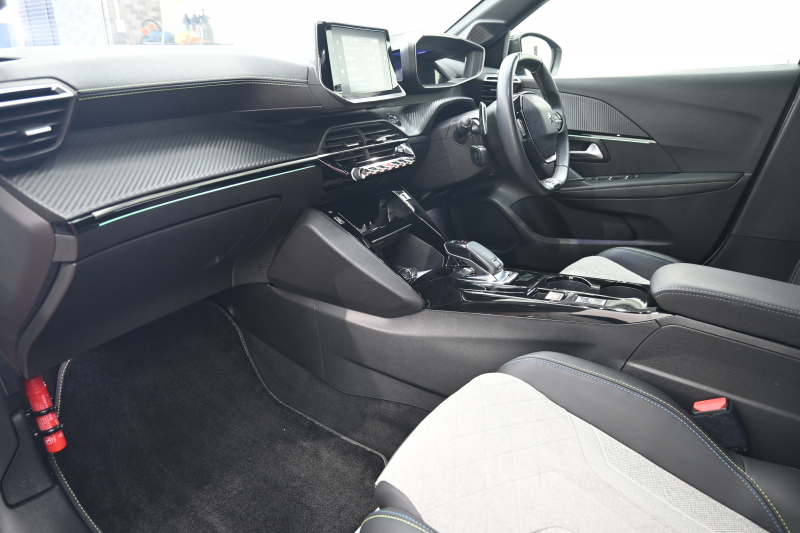 プジョー 208 GT　ACC LPA LKA BSM Pｽﾀ ECO ﾊｰﾌﾚｻﾞｰ 7ｲﾝﾁﾀｯﾁｽｸﾘｰﾝ CarPlay ﾅﾋﾞTV ﾌﾙｾｸﾞ Bｶﾒﾗ 17ｲﾝﾁAW ﾌﾙLEDﾗｲﾄ　2年保証付