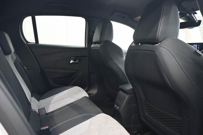 プジョー 208 GT　ACC LPA LKA BSM Pｽﾀ ECO ﾊｰﾌﾚｻﾞｰ 7ｲﾝﾁﾀｯﾁｽｸﾘｰﾝ CarPlay ﾅﾋﾞTV ﾌﾙｾｸﾞ Bｶﾒﾗ 17ｲﾝﾁAW ﾌﾙLEDﾗｲﾄ　2年保証付