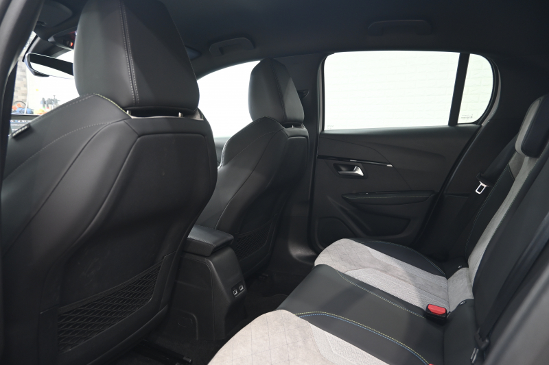 プジョー 208 GT　ACC LPA LKA BSM Pｽﾀ ECO ﾊｰﾌﾚｻﾞｰ 7ｲﾝﾁﾀｯﾁｽｸﾘｰﾝ CarPlay ﾅﾋﾞTV ﾌﾙｾｸﾞ Bｶﾒﾗ 17ｲﾝﾁAW ﾌﾙLEDﾗｲﾄ　2年保証付