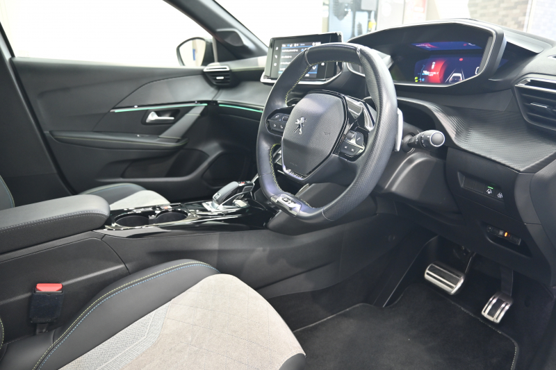 プジョー 208 GT　ACC LPA LKA BSM Pｽﾀ ECO ﾊｰﾌﾚｻﾞｰ 7ｲﾝﾁﾀｯﾁｽｸﾘｰﾝ CarPlay ﾅﾋﾞTV ﾌﾙｾｸﾞ Bｶﾒﾗ 17ｲﾝﾁAW ﾌﾙLEDﾗｲﾄ　2年保証付