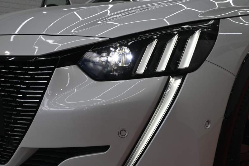 プジョー 208 GT　ACC LPA LKA BSM Pｽﾀ ECO ﾊｰﾌﾚｻﾞｰ 7ｲﾝﾁﾀｯﾁｽｸﾘｰﾝ CarPlay ﾅﾋﾞTV ﾌﾙｾｸﾞ Bｶﾒﾗ 17ｲﾝﾁAW ﾌﾙLEDﾗｲﾄ　2年保証付