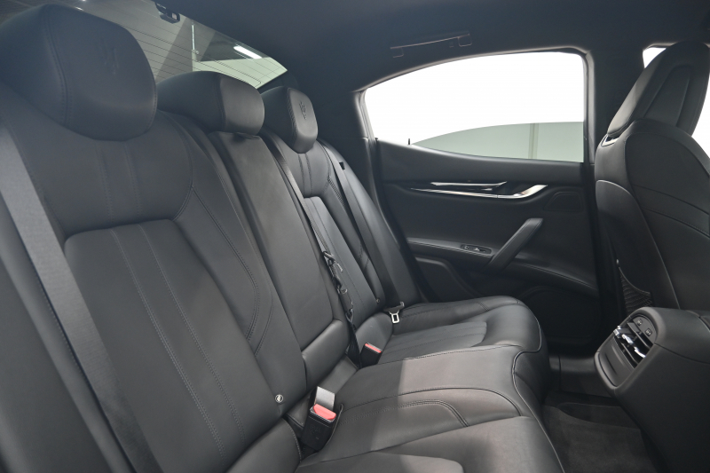 マセラティ ギブリ ｽｶﾃﾅｰﾄ ﾂｰﾘﾝｸﾞP　限定60台 中期ﾓﾃﾞﾙ Pｽﾀ 黒革 8.4ｲﾝﾁMTC+ ﾌﾙｾｸﾞ Carplay Bｶﾒﾗ 20ｲﾝﾁｳﾗｰﾉAW 専用ﾌﾟﾚｰﾄ ｼﾌﾄﾊﾟﾄﾞﾙ ﾋﾟｱﾉﾌﾞﾗｯｸｲﾝﾃﾘｱ　2年保証付