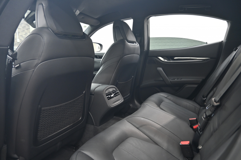 マセラティ ギブリ ｽｶﾃﾅｰﾄ ﾂｰﾘﾝｸﾞP　限定60台 中期ﾓﾃﾞﾙ Pｽﾀ 黒革 8.4ｲﾝﾁMTC+ ﾌﾙｾｸﾞ Carplay Bｶﾒﾗ 20ｲﾝﾁｳﾗｰﾉAW 専用ﾌﾟﾚｰﾄ ｼﾌﾄﾊﾟﾄﾞﾙ ﾋﾟｱﾉﾌﾞﾗｯｸｲﾝﾃﾘｱ　2年保証付