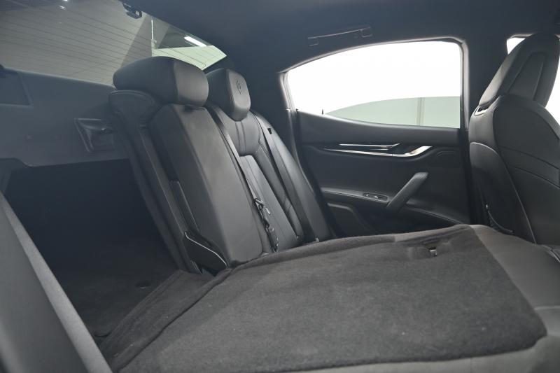 マセラティ ギブリ ｽｶﾃﾅｰﾄ ﾂｰﾘﾝｸﾞP　限定60台 中期ﾓﾃﾞﾙ Pｽﾀ 黒革 8.4ｲﾝﾁMTC+ ﾌﾙｾｸﾞ Carplay Bｶﾒﾗ 20ｲﾝﾁｳﾗｰﾉAW 専用ﾌﾟﾚｰﾄ ｼﾌﾄﾊﾟﾄﾞﾙ ﾋﾟｱﾉﾌﾞﾗｯｸｲﾝﾃﾘｱ　2年保証付