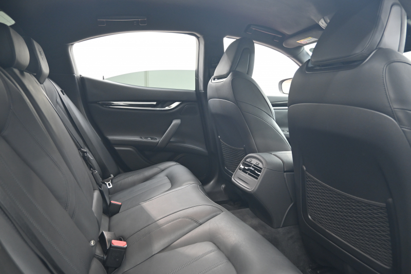 マセラティ ギブリ ｽｶﾃﾅｰﾄ ﾂｰﾘﾝｸﾞP　限定60台 中期ﾓﾃﾞﾙ Pｽﾀ 黒革 8.4ｲﾝﾁMTC+ ﾌﾙｾｸﾞ Carplay Bｶﾒﾗ 20ｲﾝﾁｳﾗｰﾉAW 専用ﾌﾟﾚｰﾄ ｼﾌﾄﾊﾟﾄﾞﾙ ﾋﾟｱﾉﾌﾞﾗｯｸｲﾝﾃﾘｱ　2年保証付