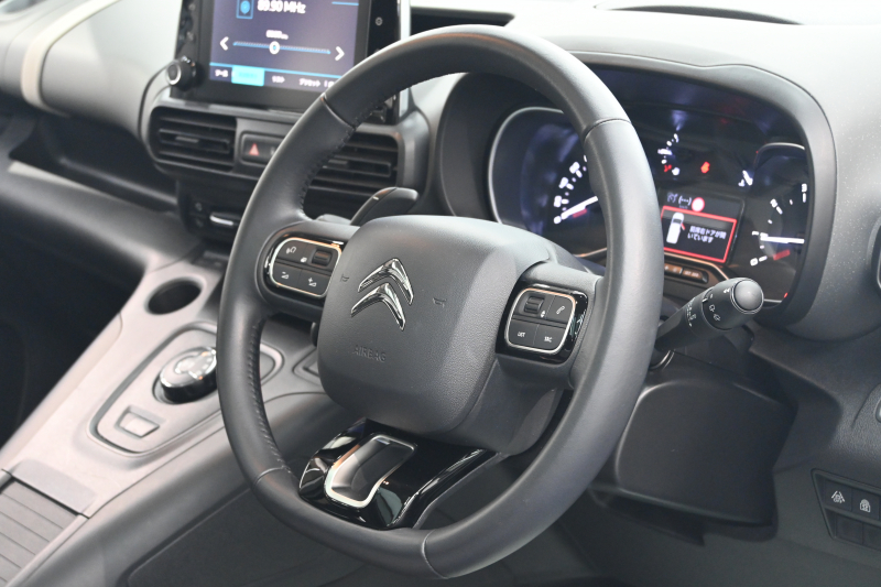 シトロエン ベルランゴ ﾄﾘｺ　1ｵｰﾅｰ 特別仕様車 Pｽﾀ ﾊﾟｰｷﾝｸﾞｾﾝｻｰ BSM ﾊﾟﾉﾗﾏR ﾌｧﾌﾞﾘｯｸｼｰﾄ 純正ﾅﾋﾞTV CarPlay ｱﾝﾋﾞｴﾝｽﾗｲﾄ 純正16AW　2年保証付