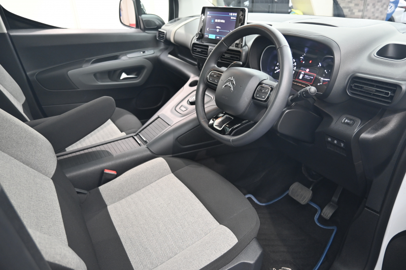 シトロエン ベルランゴ ﾄﾘｺ　1ｵｰﾅｰ 特別仕様車 Pｽﾀ ﾊﾟｰｷﾝｸﾞｾﾝｻｰ BSM ﾊﾟﾉﾗﾏR ﾌｧﾌﾞﾘｯｸｼｰﾄ 純正ﾅﾋﾞTV CarPlay ｱﾝﾋﾞｴﾝｽﾗｲﾄ 純正16AW　2年保証付