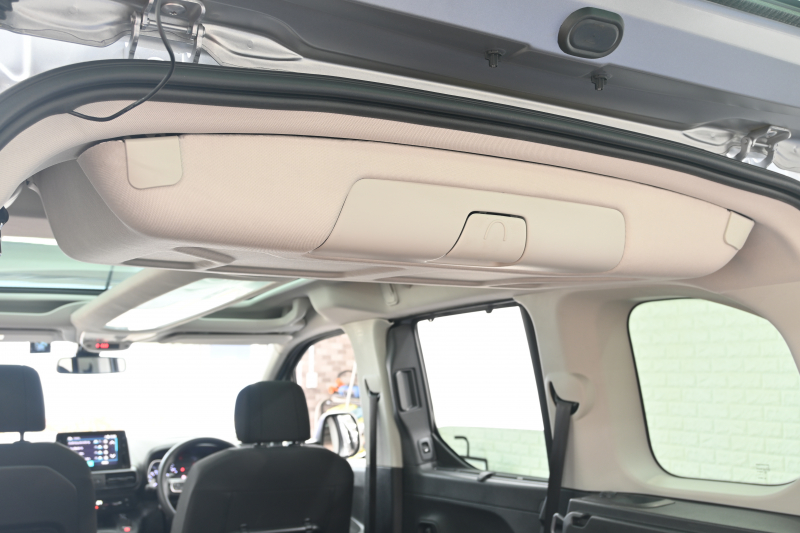 シトロエン ベルランゴ ｼｬｲﾝ　Pｽﾀ ﾊﾟｰｷﾝｸﾞｾﾝｻｰ BSM ﾊﾟﾉﾗﾏR ﾌｧﾌﾞﾘｯｸｼｰﾄ 純正ﾀｯﾁｽｸﾘｰﾝ CarPlay ｱﾝﾋﾞｴﾝｽﾗｲﾄ 純正16ｲﾝﾁAW　2年保証付