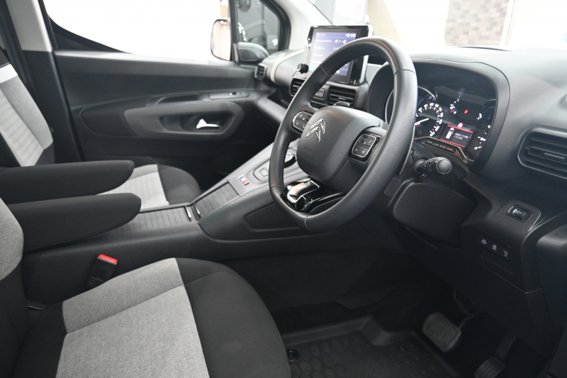 シトロエン ベルランゴ ｼｬｲﾝ　Pｽﾀ ﾊﾟｰｷﾝｸﾞｾﾝｻｰ BSM ﾊﾟﾉﾗﾏR ﾌｧﾌﾞﾘｯｸｼｰﾄ 純正ﾀｯﾁｽｸﾘｰﾝ CarPlay ｱﾝﾋﾞｴﾝｽﾗｲﾄ 純正16ｲﾝﾁAW　2年保証付